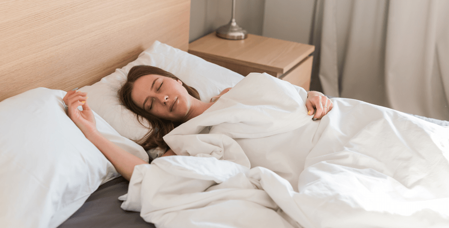 Mujer durmiendo profundamente en la noche