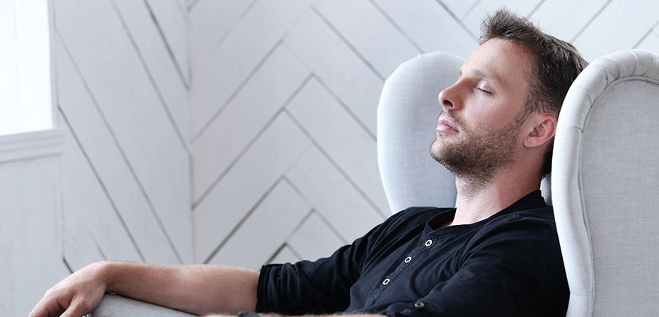 hombre-descansando-en-sillon-ces-zleep