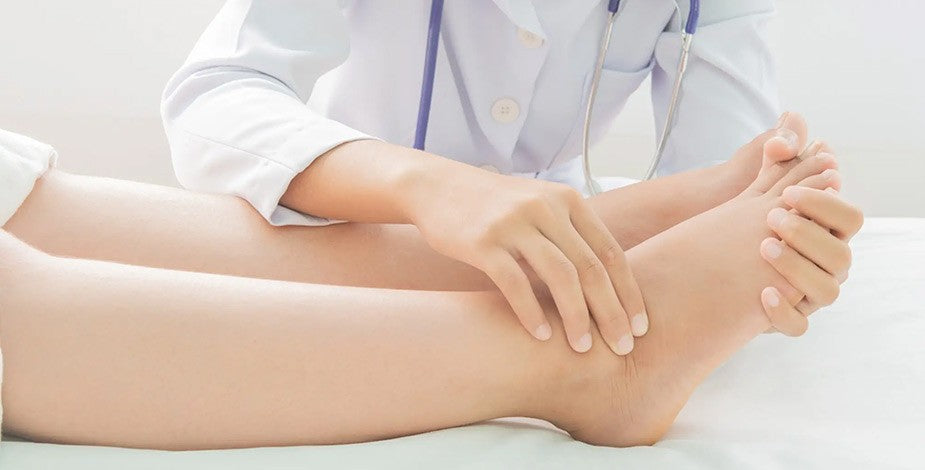 Foto de una persona con un vendaje en el brazo y otro en la pierna, que sufre de linfedema